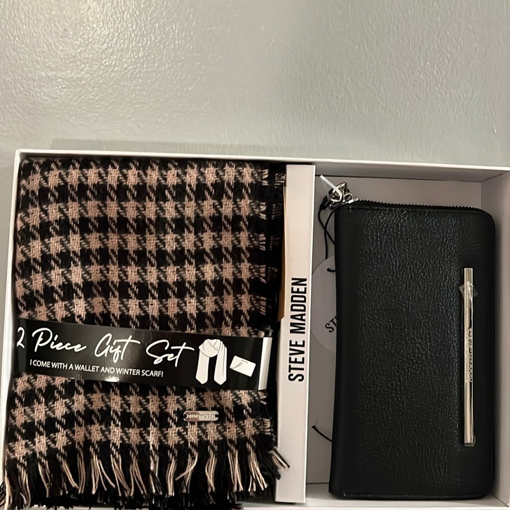 NWT Steve Madden 2 Piece Gift Set- Black Wallet and Black/Tan Scarf